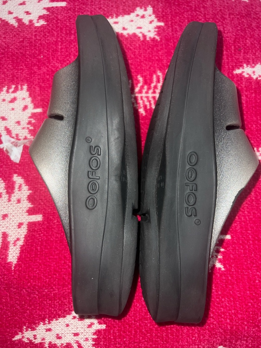 OOFOS OOmega OOahh Luxe Platform Recovery Slides- Metallic Silver - Picture 5 of 9